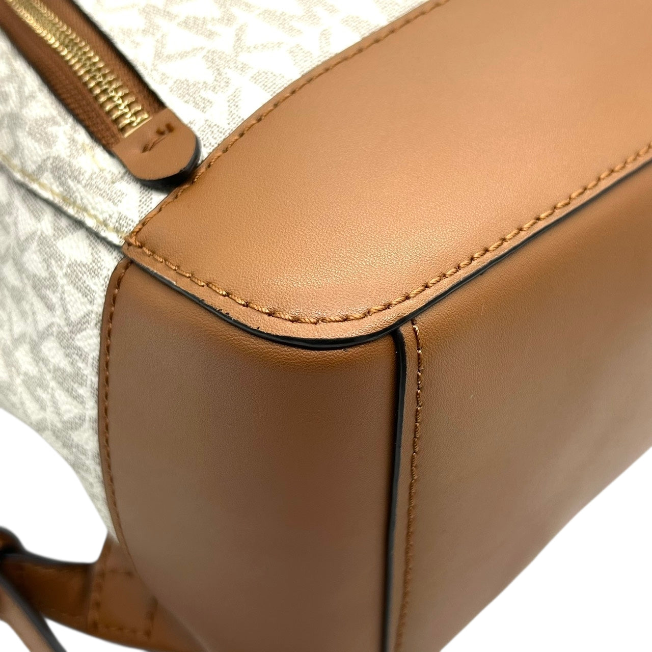 【美品】 マイケルコース MICHAEL KORS リュックサック バックパック シグネチャー MKロゴ 総柄 PVC レザー ブラウン ホワイト ゴールド金具 レディース エレガント カジュアル 通勤 通学 自立可 s94