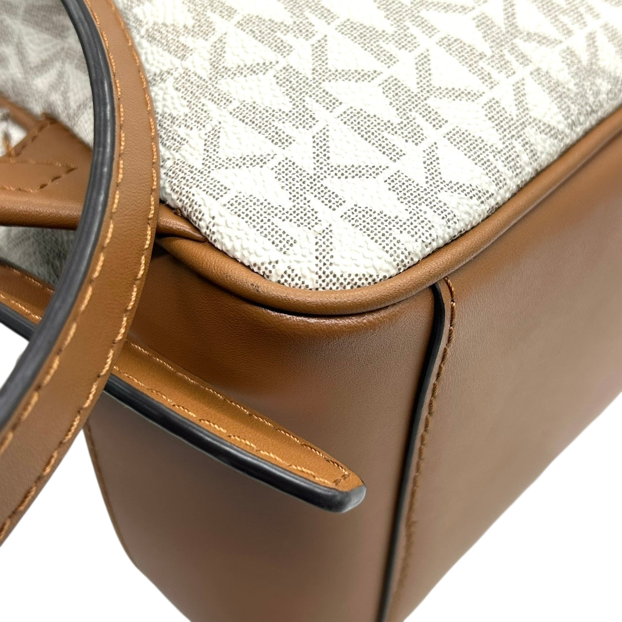 【美品】 マイケルコース MICHAEL KORS リュックサック バックパック シグネチャー MKロゴ 総柄 PVC レザー ブラウン ホワイト ゴールド金具 レディース エレガント カジュアル 通勤 通学 自立可 s94