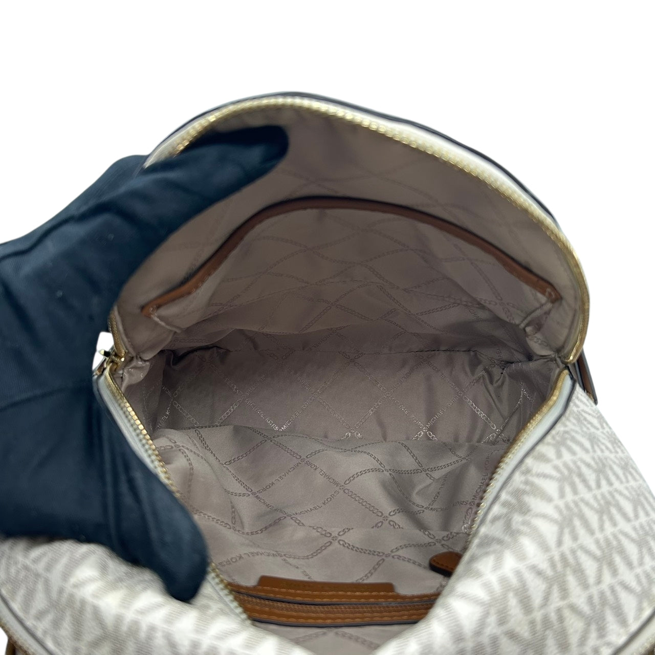 【美品】 マイケルコース MICHAEL KORS リュックサック バックパック シグネチャー MKロゴ 総柄 PVC レザー ブラウン ホワイト ゴールド金具 レディース エレガント カジュアル 通勤 通学 自立可 s94