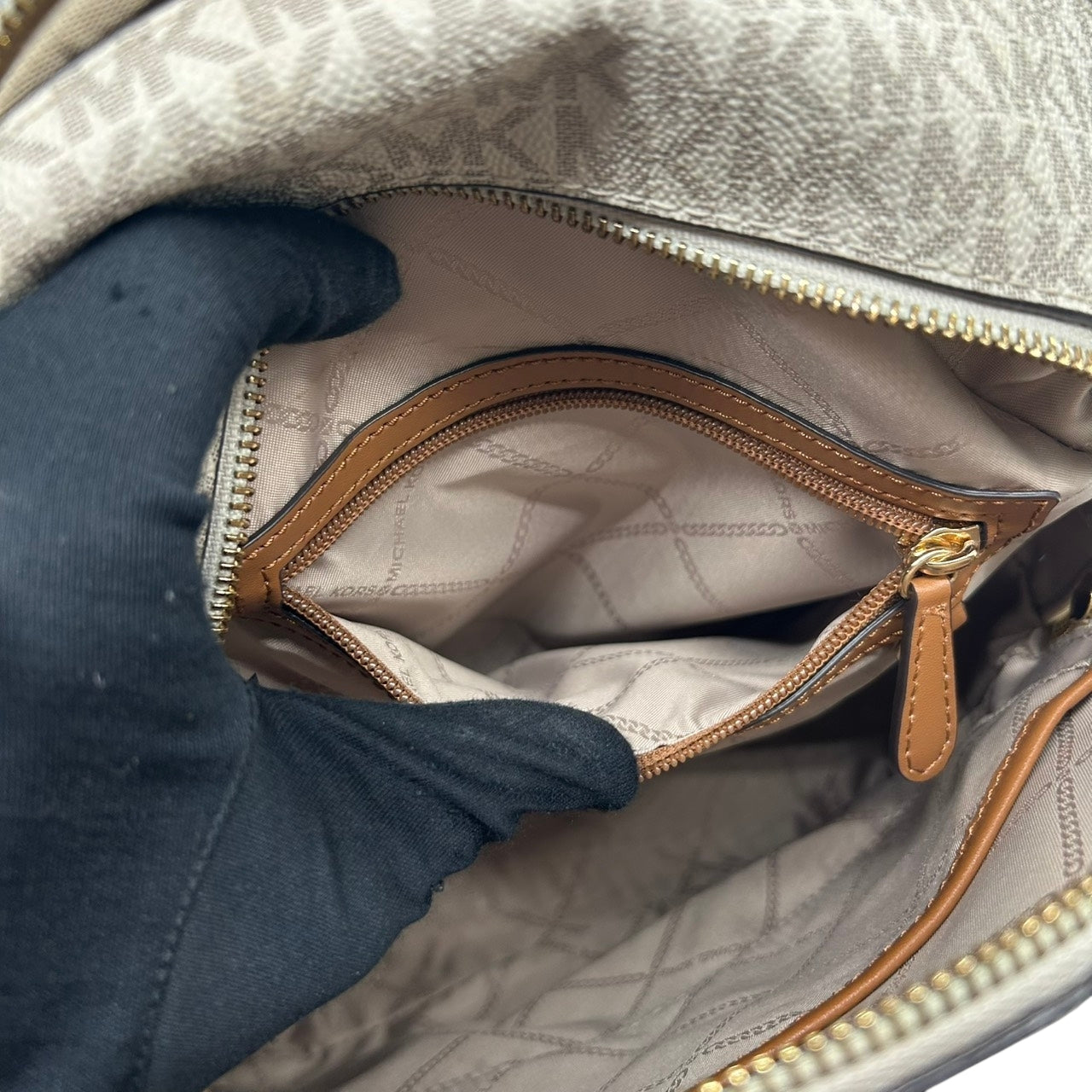 【美品】 マイケルコース MICHAEL KORS リュックサック バックパック シグネチャー MKロゴ 総柄 PVC レザー ブラウン ホワイト ゴールド金具 レディース エレガント カジュアル 通勤 通学 自立可 s94