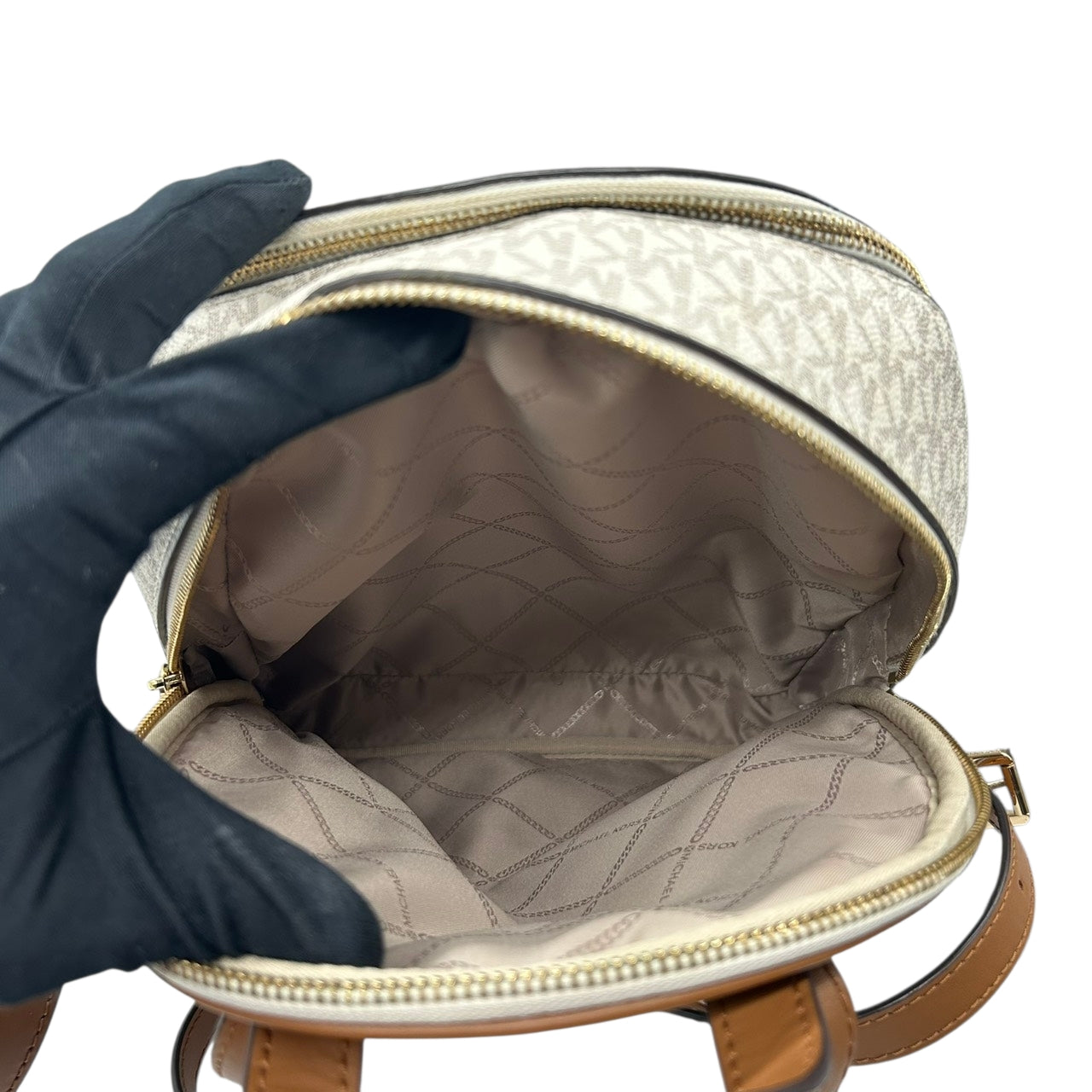 【美品】 マイケルコース MICHAEL KORS リュックサック バックパック シグネチャー MKロゴ 総柄 PVC レザー ブラウン ホワイト ゴールド金具 レディース エレガント カジュアル 通勤 通学 自立可 s94