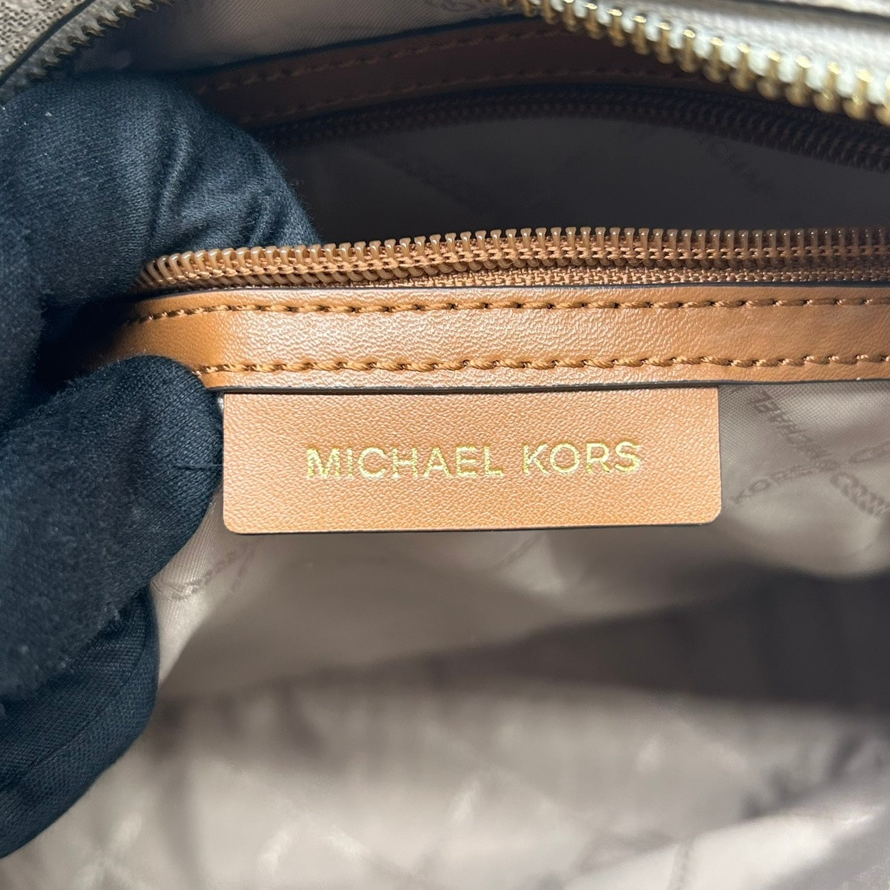 【美品】 マイケルコース MICHAEL KORS リュックサック バックパック シグネチャー MKロゴ 総柄 PVC レザー ブラウン ホワイト ゴールド金具 レディース エレガント カジュアル 通勤 通学 自立可 s94
