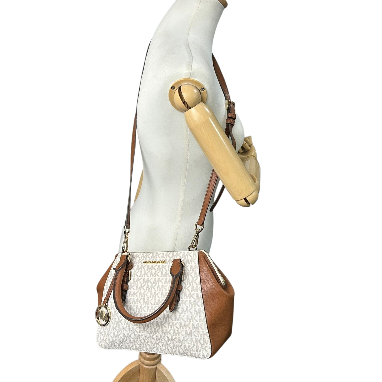 【美品】 マイケルコース MICHAEL KORS 2WAY ハンドバッグ ショルダーバッグ 斜め掛け可 自立可 PVC レザー シグネチャー モノグラム MKロゴ チャーム付 レディース ブラウン ホワイト エレガント s94