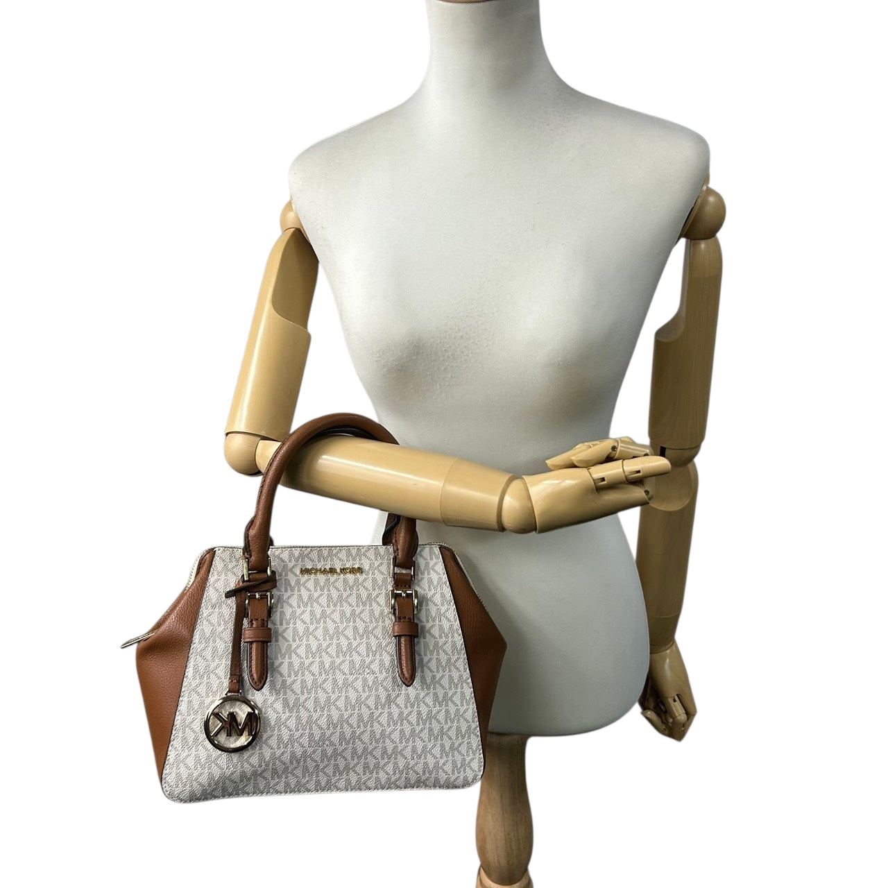 【美品】 マイケルコース MICHAEL KORS 2WAY ハンドバッグ ショルダーバッグ 斜め掛け可 自立可 PVC レザー シグネチャー モノグラム MKロゴ チャーム付 レディース ブラウン ホワイト エレガント s94