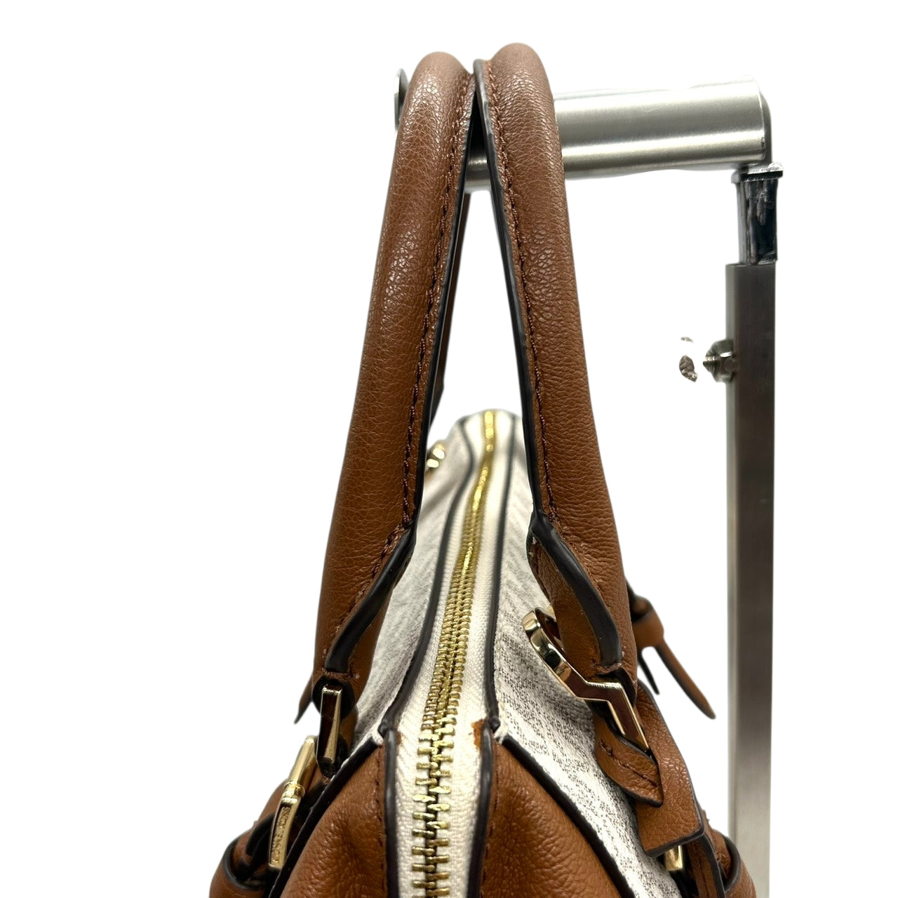 【美品】 マイケルコース MICHAEL KORS 2WAY ハンドバッグ ショルダーバッグ 斜め掛け可 自立可 PVC レザー シグネチャー モノグラム MKロゴ チャーム付 レディース ブラウン ホワイト エレガント s94