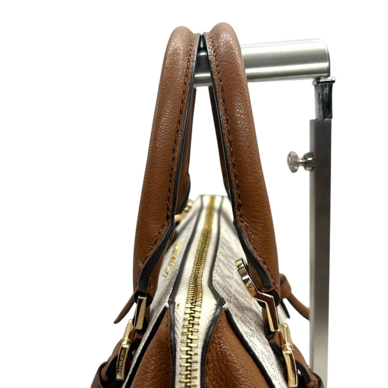 【美品】 マイケルコース MICHAEL KORS 2WAY ハンドバッグ ショルダーバッグ 斜め掛け可 自立可 PVC レザー シグネチャー モノグラム MKロゴ チャーム付 レディース ブラウン ホワイト エレガント s94