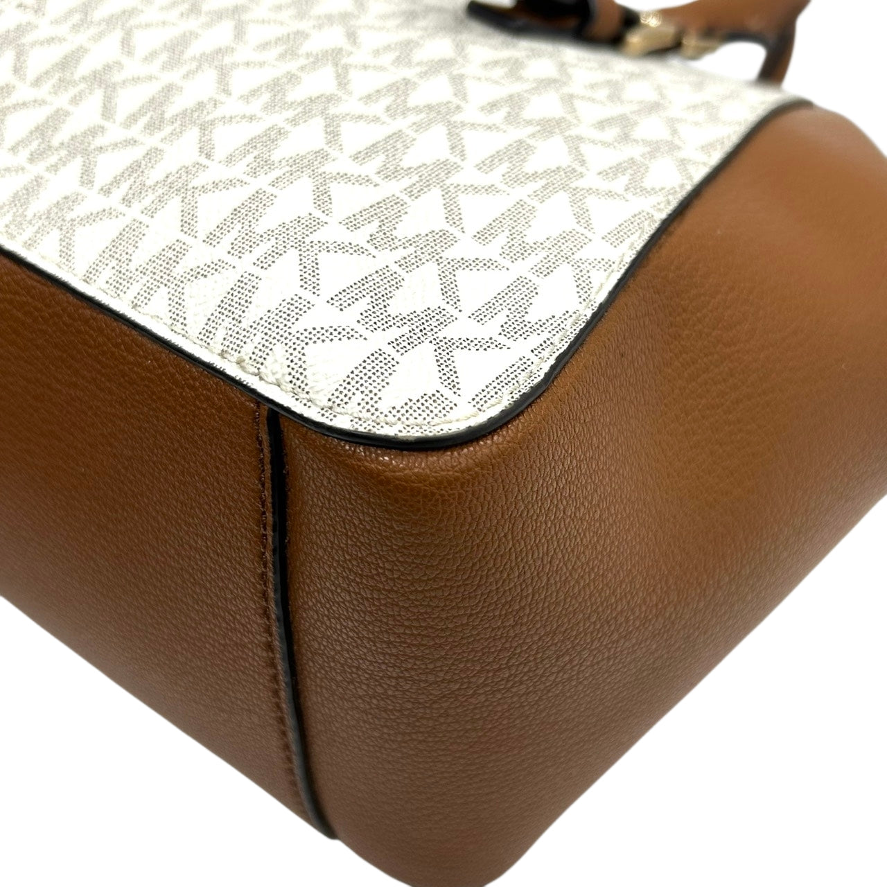 【美品】 マイケルコース MICHAEL KORS 2WAY ハンドバッグ ショルダーバッグ 斜め掛け可 自立可 PVC レザー シグネチャー モノグラム MKロゴ チャーム付 レディース ブラウン ホワイト エレガント s94