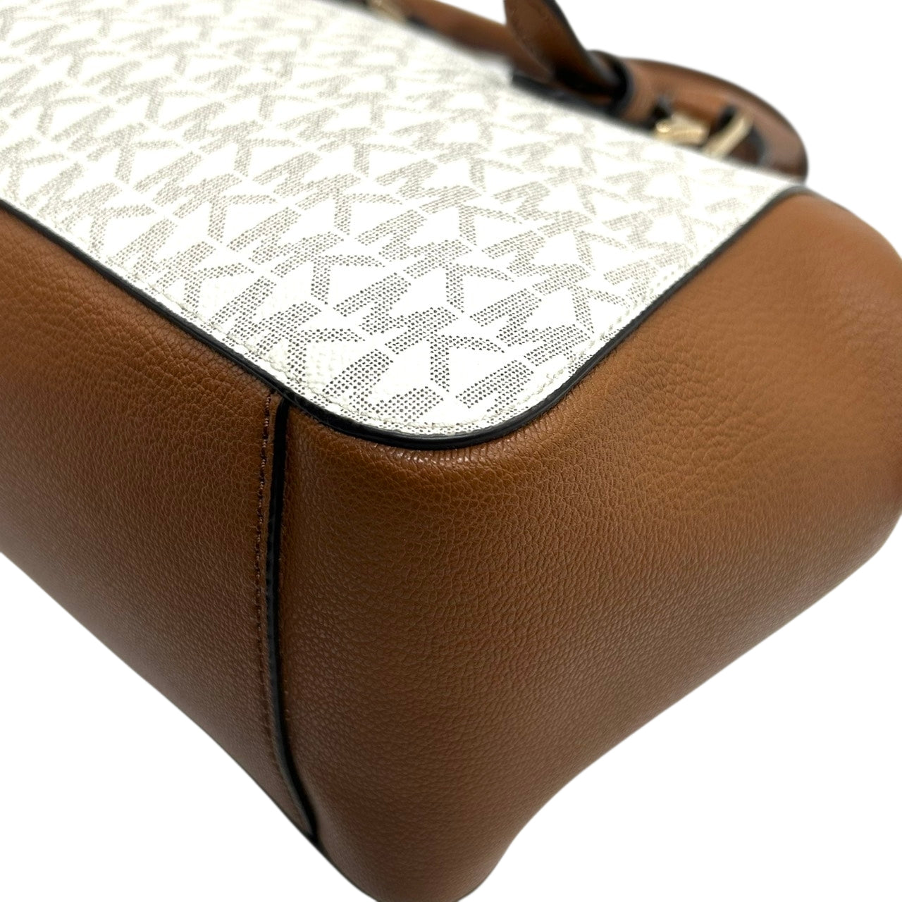 【美品】 マイケルコース MICHAEL KORS 2WAY ハンドバッグ ショルダーバッグ 斜め掛け可 自立可 PVC レザー シグネチャー モノグラム MKロゴ チャーム付 レディース ブラウン ホワイト エレガント s94