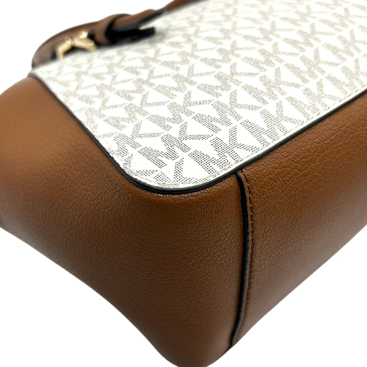 【美品】 マイケルコース MICHAEL KORS 2WAY ハンドバッグ ショルダーバッグ 斜め掛け可 自立可 PVC レザー シグネチャー モノグラム MKロゴ チャーム付 レディース ブラウン ホワイト エレガント s94