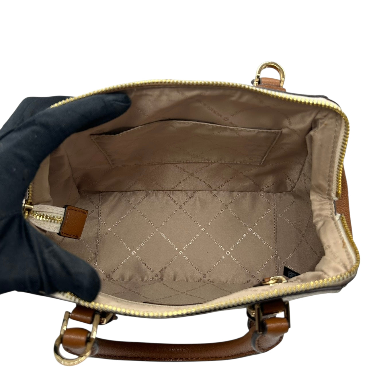 【美品】 マイケルコース MICHAEL KORS 2WAY ハンドバッグ ショルダーバッグ 斜め掛け可 自立可 PVC レザー シグネチャー モノグラム MKロゴ チャーム付 レディース ブラウン ホワイト エレガント s94