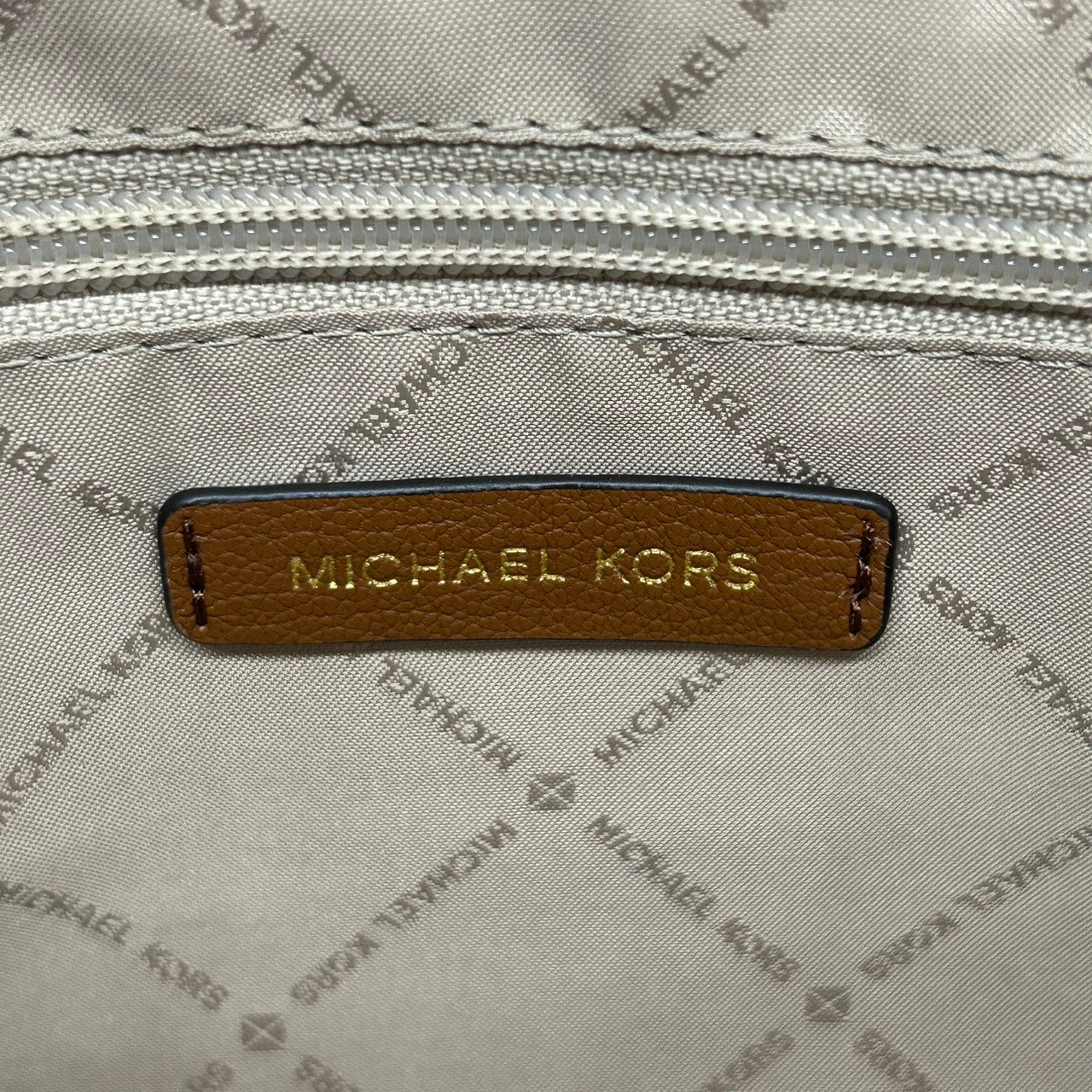 【美品】 マイケルコース MICHAEL KORS 2WAY ハンドバッグ ショルダーバッグ 斜め掛け可 自立可 PVC レザー シグネチャー モノグラム MKロゴ チャーム付 レディース ブラウン ホワイト エレガント s94
