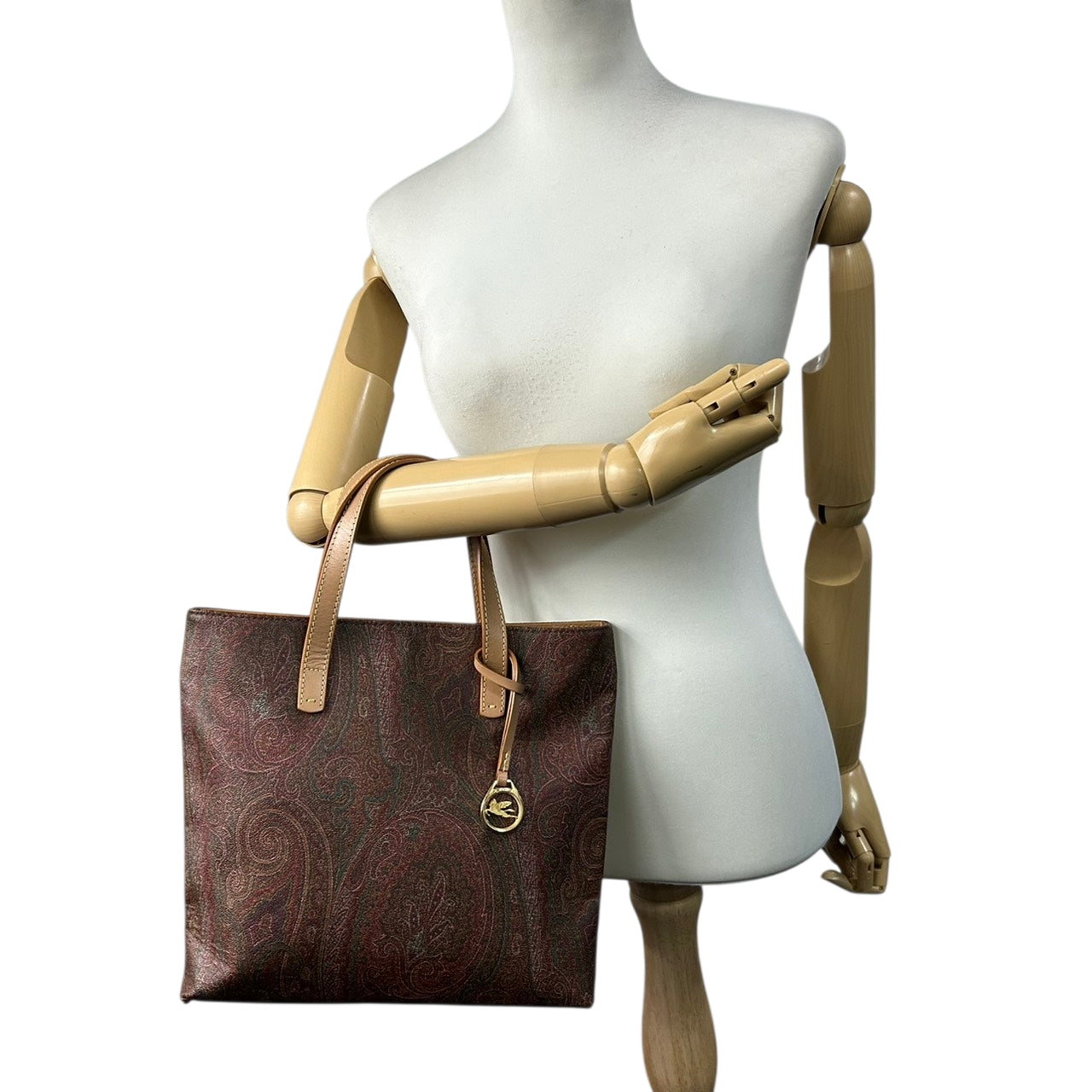【美品】エトロ ETRO トートバッグ ハンドバッグ ペイズリー 総柄 PVC レザー 本革 ブラウン マルチカラー ゴールド金具 ペガサスチャーム ロゴ イタリア製 レディース 女性用 ビンテージ クラシック エレガント 上品 軽量 マチあり s94