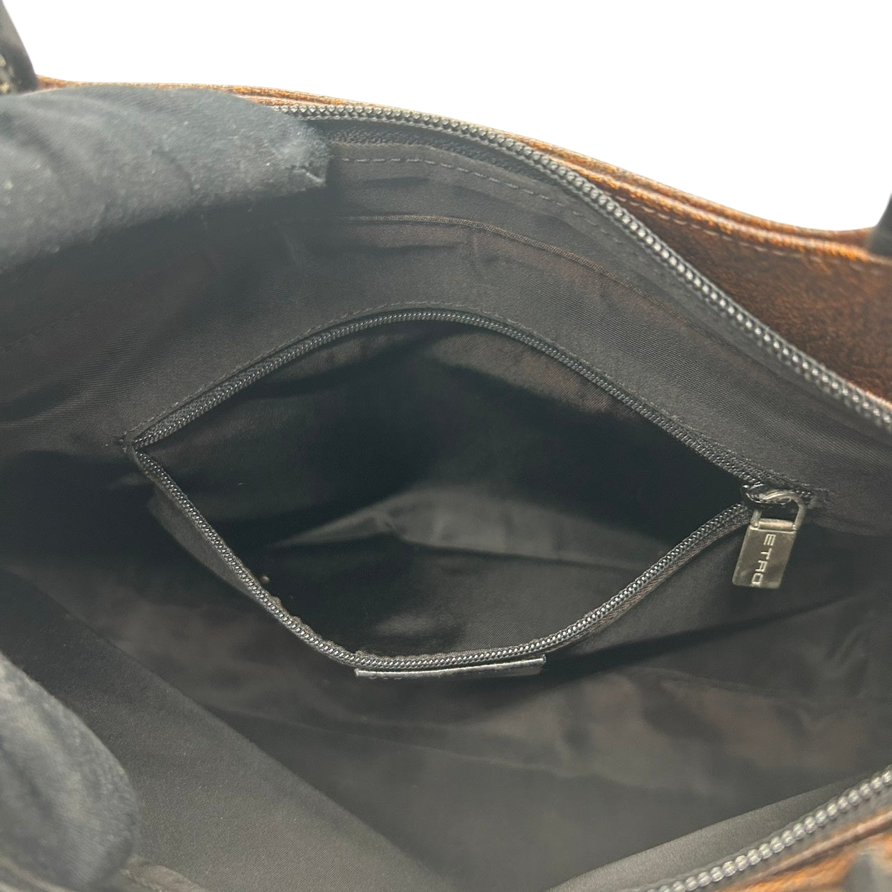 【美品】エトロ ETRO ハンドバッグ トートバッグ ミニトート ペイズリー 総柄 PVC レザー 本革 ブラウン 茶色 ブラック 黒 イタリア製 レディース 女性用 ビンテージ クラシック エレガント 上品 自立可 軽量 マチあり 手提げ 鞄 カバン s94