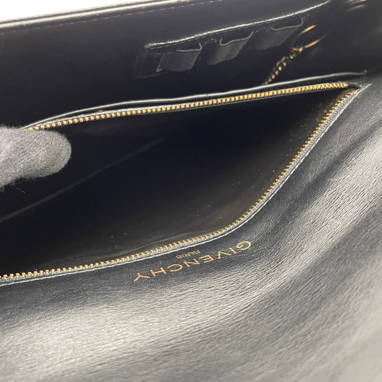 美品 ジバンシィ GIVENCHY 4Gロゴ ゴ ールド金具 レザー クラッチバッグセカ ンドバッグブラック 黒 A4サイズ収納可 能 ヴィンテージ ビンテージクラシック エレガント 高級感フォーマル ビジネス 通勤 通学 メンズレディース |S69