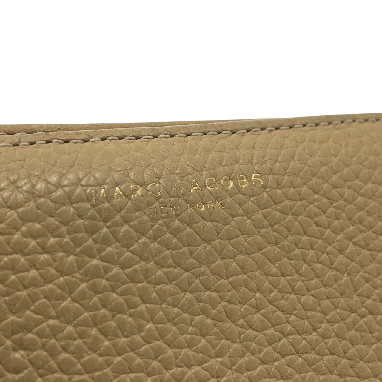 マークジェイコブス MARC JACOBS GOTHAM ゴッサム 二つ折り財布 ラウンドファスナー レザー 本革 ベージュ コンパクトウォレット 札入れ 小銭入れ カード収納 ゴールド金具 ロゴ型押し 上品 シンプル レディース ユニセックス M2