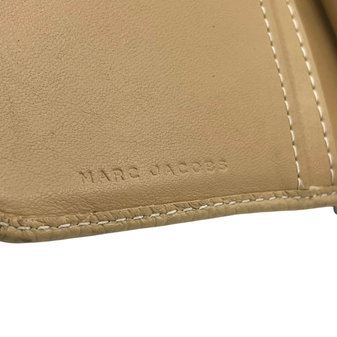 マークジェイコブス MARC JACOBS GOTHAM ゴッサム 二つ折り財布 ラウンドファスナー レザー 本革 ベージュ コンパクトウォレット 札入れ 小銭入れ カード収納 ゴールド金具 ロゴ型押し 上品 シンプル レディース ユニセックス M2