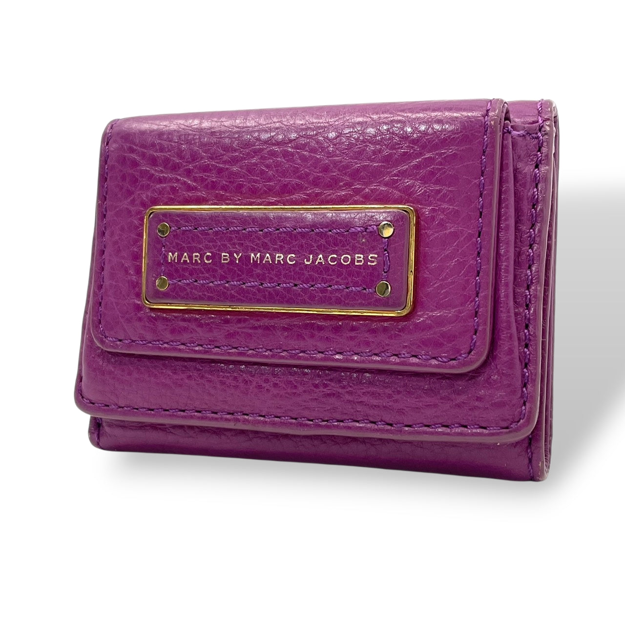 美品 マークバイマークジェイコブス MARC BY MARC JACOBS 三つ折り財布 レザー 本革 パープル コンパクトウォレット 札入れ 小銭入れ カード収納 ゴールド金具 ロゴプレート 型押し 上品 クラシック レディース 日常使い 収納力 M2