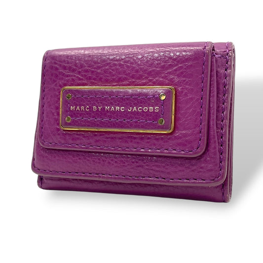 美品 マークバイマークジェイコブス MARC BY MARC JACOBS 三つ折り財布 レザー 本革 パープル コンパクトウォレット 札入れ 小銭入れ カード収納 ゴールド金具 ロゴプレート 型押し 上品 クラシック レディース 日常使い 収納力 M2