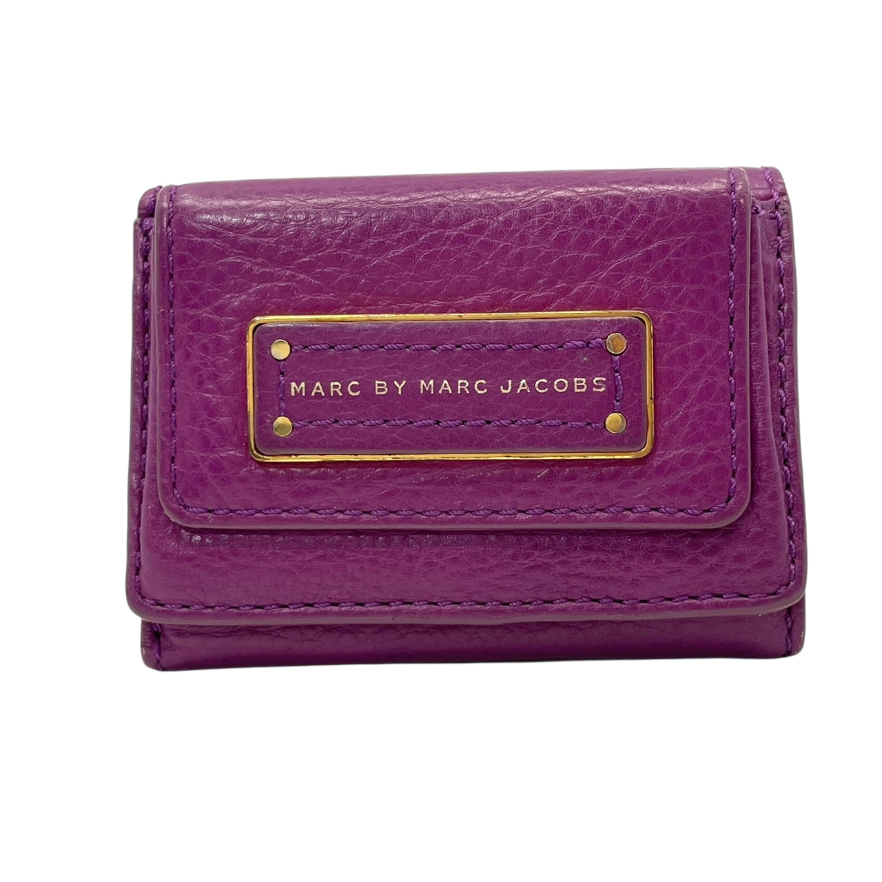 美品 マークバイマークジェイコブス MARC BY MARC JACOBS 三つ折り財布 レザー 本革 パープル コンパクトウォレット 札入れ 小銭入れ カード収納 ゴールド金具 ロゴプレート 型押し 上品 クラシック レディース 日常使い 収納力 M2
