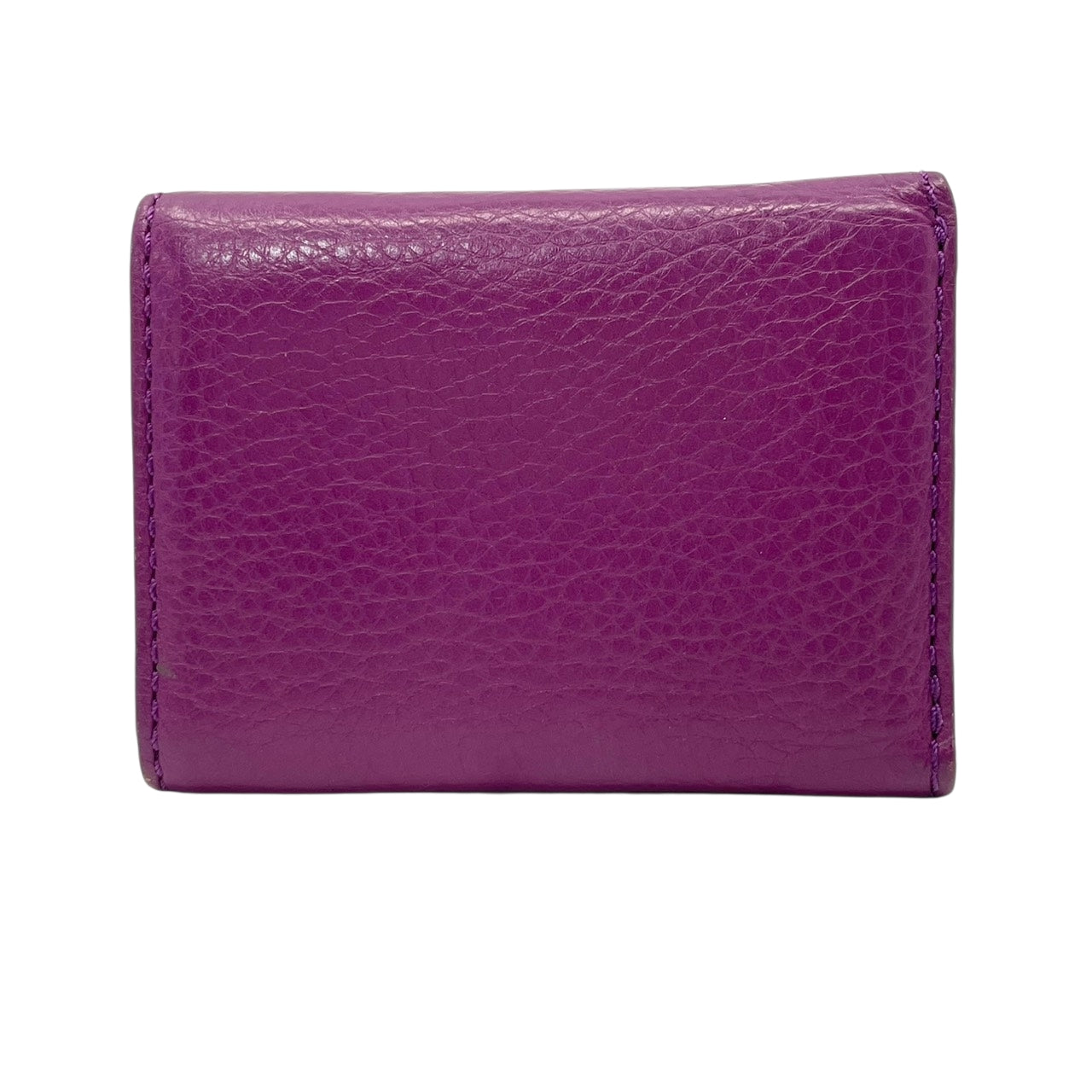 美品 マークバイマークジェイコブス MARC BY MARC JACOBS 三つ折り財布 レザー 本革 パープル コンパクトウォレット 札入れ 小銭入れ カード収納 ゴールド金具 ロゴプレート 型押し 上品 クラシック レディース 日常使い 収納力 M2