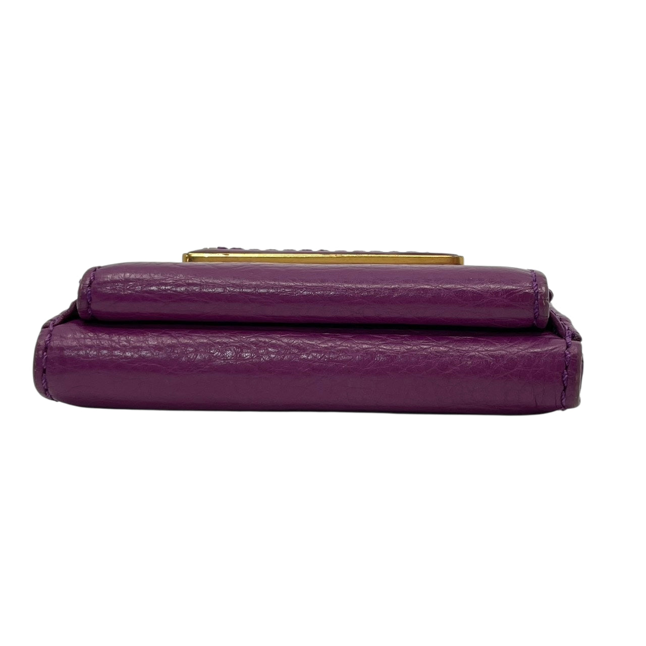 美品 マークバイマークジェイコブス MARC BY MARC JACOBS 三つ折り財布 レザー 本革 パープル コンパクトウォレット 札入れ 小銭入れ カード収納 ゴールド金具 ロゴプレート 型押し 上品 クラシック レディース 日常使い 収納力 M2