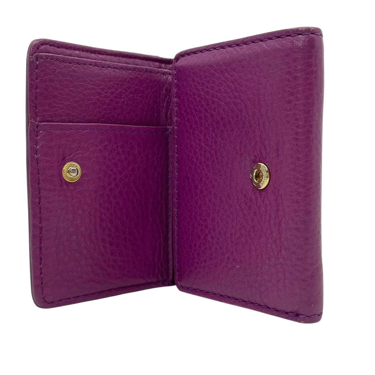 美品 マークバイマークジェイコブス MARC BY MARC JACOBS 三つ折り財布 レザー 本革 パープル コンパクトウォレット 札入れ 小銭入れ カード収納 ゴールド金具 ロゴプレート 型押し 上品 クラシック レディース 日常使い 収納力 M2