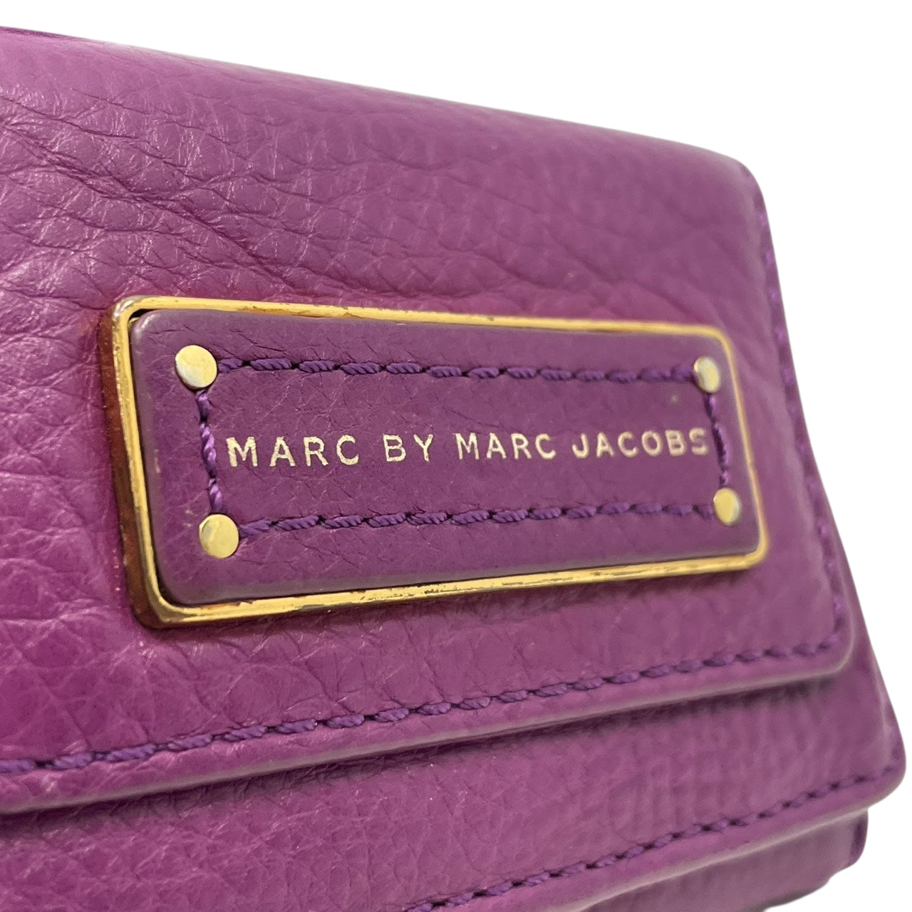 美品 マークバイマークジェイコブス MARC BY MARC JACOBS 三つ折り財布 レザー 本革 パープル コンパクトウォレット 札入れ 小銭入れ カード収納 ゴールド金具 ロゴプレート 型押し 上品 クラシック レディース 日常使い 収納力 M2