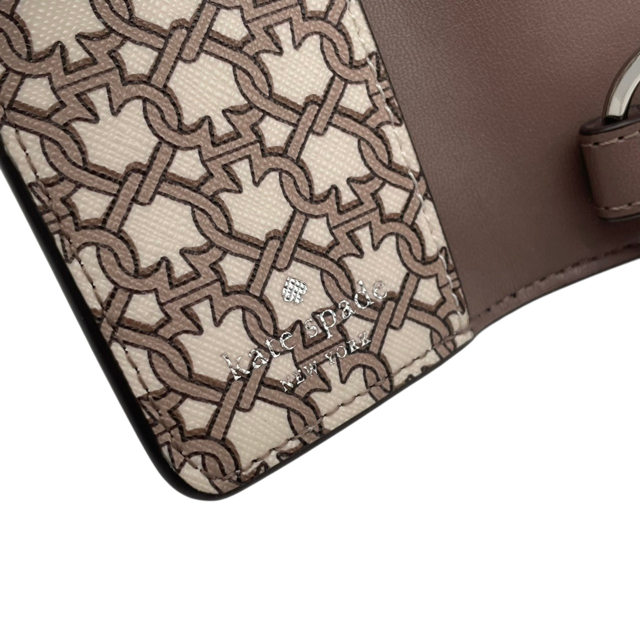 【美品】ケイトスペード kate spade キーケース 6連 スペードフラワー モノグラム PVC レザー グレージュ ベージュ ロゴ シルバー金具 エレガント クラシック 上品 レディース ビジネス 通勤 通学 ギフト プレゼント 小物 雑貨 M2