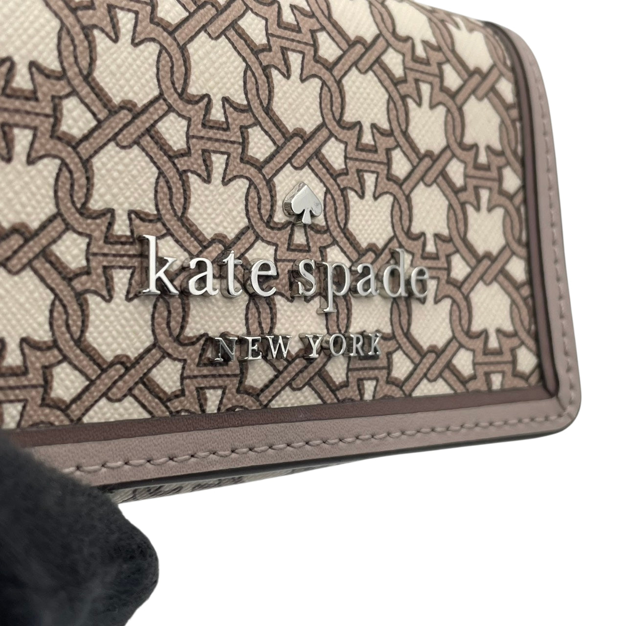 【美品】ケイトスペード kate spade キーケース 6連 スペードフラワー モノグラム PVC レザー グレージュ ベージュ ロゴ シルバー金具 エレガント クラシック 上品 レディース ビジネス 通勤 通学 ギフト プレゼント 小物 雑貨 M2