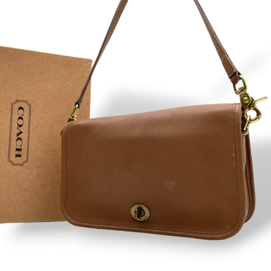 美品 COACH コーチ オールドコーチ ショルダーバッグ ポシェット 斜め掛け フラップ ターンロック 本革 レザー ブラウン ゴールド金具 ヴィンテージ ビンテージ レトロ クラシック エレガント 上品 デイリーユース レディース 箱付き S19
