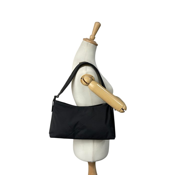 Salvatore Ferragamo サルヴァトーレ フェラガモ ワンショルダーバッグ ナイロン レザー ブラック Vara風 シルバー金具 肩掛け レディース 通勤 普段使い c1
