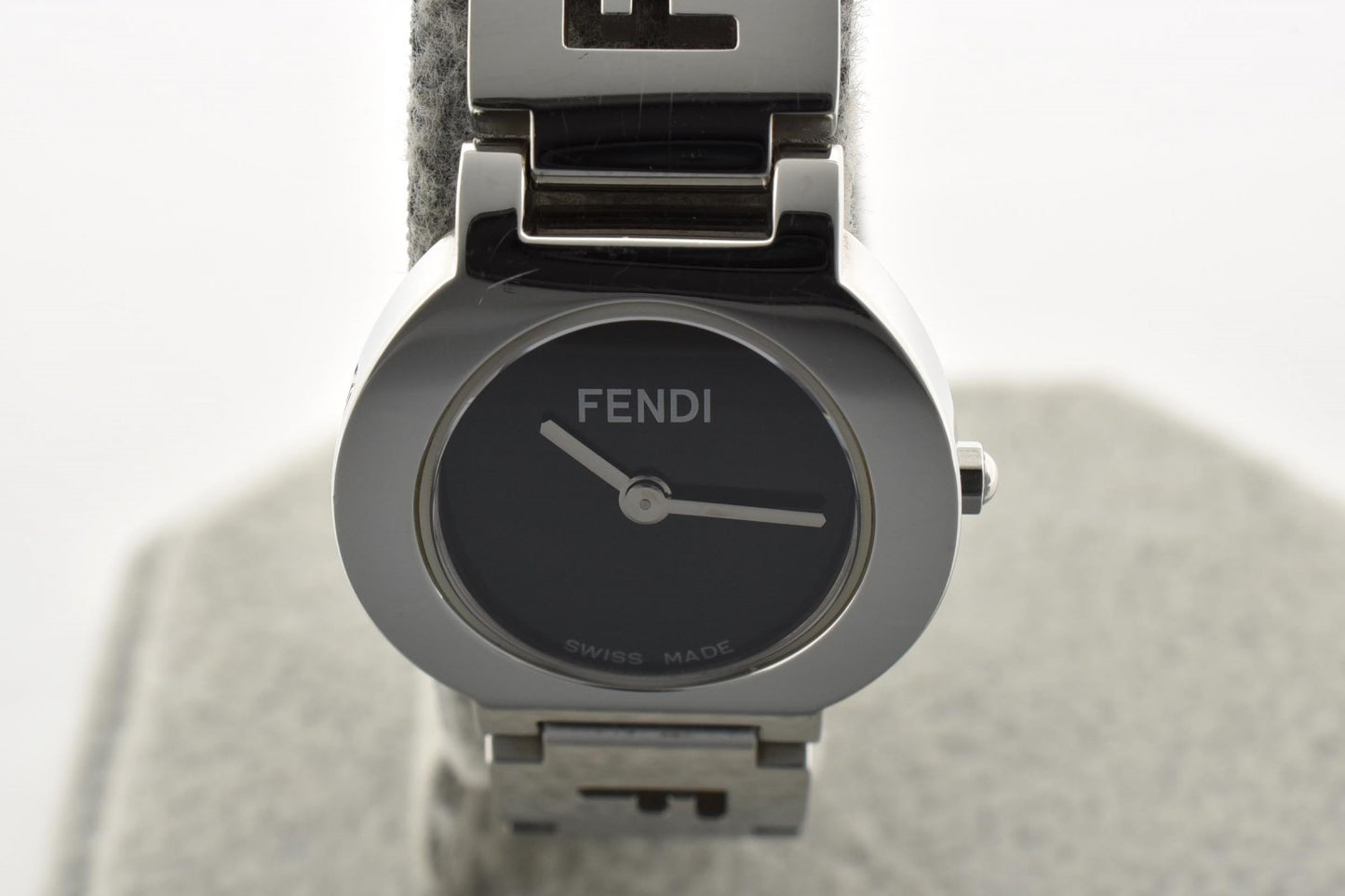 FENDI フェンディ オロロジ 3050L クオーツ レディース 腕時計 ブラック文字盤 FFロゴブレスレット ステンレススチール ドレスウォッチ