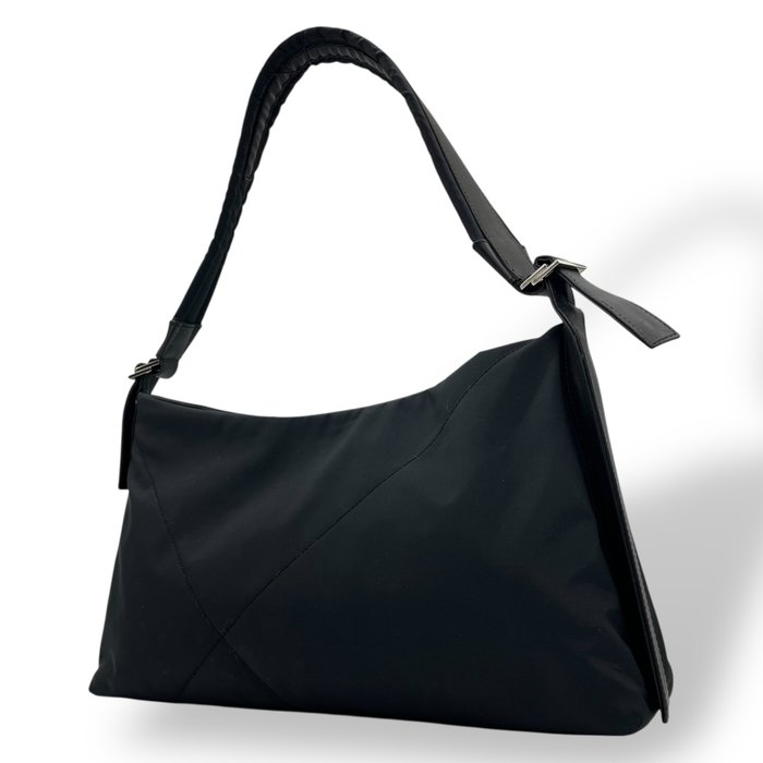 Salvatore Ferragamo サルヴァトーレ フェラガモ ワンショルダーバッグ ナイロン レザー ブラック Vara風 シルバー金具 肩掛け レディース 通勤 普段使い c1