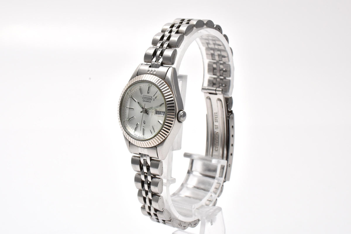 CITIZEN シチズン 6000-K09338 レディース クォーツ 腕時計 シルバー文字盤 デイデイト フルーテッドベゼル ステンレス 25.2mm ヴィンテージ
