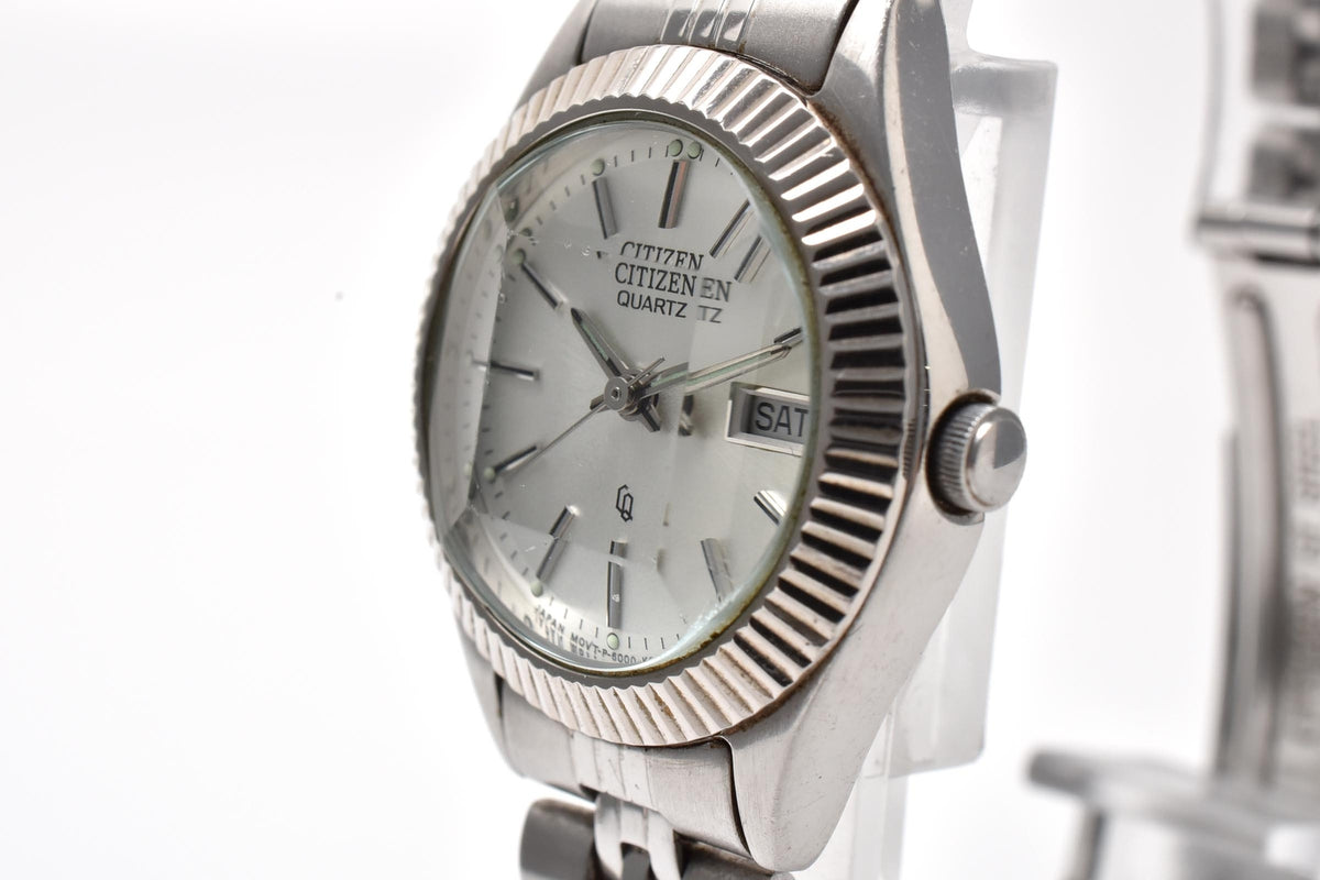 CITIZEN シチズン 6000-K09338 レディース クォーツ 腕時計 シルバー文字盤 デイデイト フルーテッドベゼル ステンレス 25.2mm ヴィンテージ