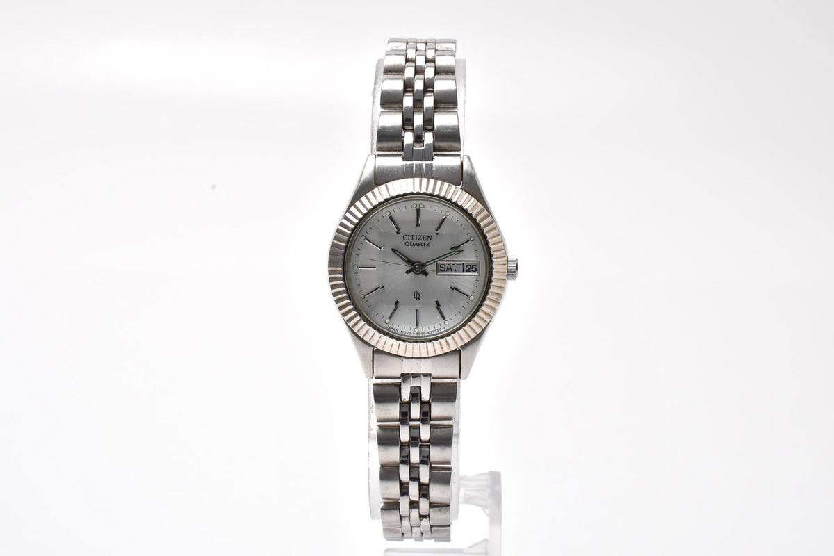 CITIZEN シチズン 6000-K09338 レディース クォーツ 腕時計 シルバー文字盤 デイデイト フルーテッドベゼル ステンレス 25.2mm ヴィンテージ