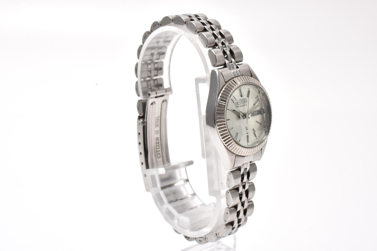 CITIZEN シチズン 6000-K09338 レディース クォーツ 腕時計 シルバー文字盤 デイデイト フルーテッドベゼル ステンレス 25.2mm ヴィンテージ