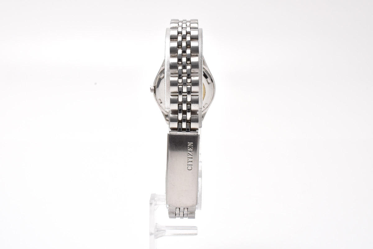 CITIZEN シチズン 6000-K09338 レディース クォーツ 腕時計 シルバー文字盤 デイデイト フルーテッドベゼル ステンレス 25.2mm ヴィンテージ