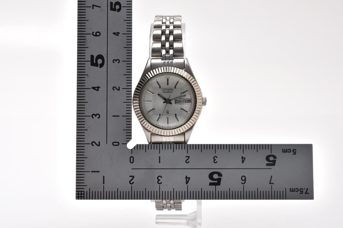 CITIZEN シチズン 6000-K09338 レディース クォーツ 腕時計 シルバー文字盤 デイデイト フルーテッドベゼル ステンレス 25.2mm ヴィンテージ