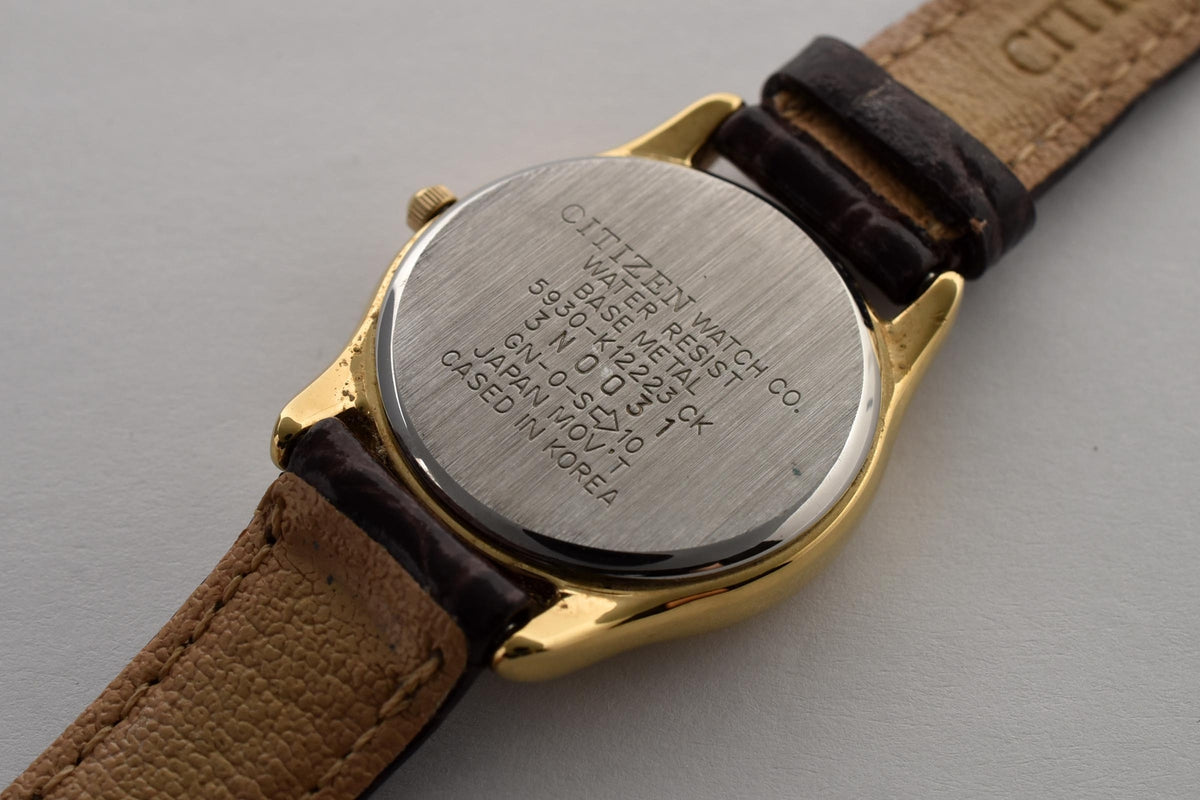 CITIZEN シチズン Isis S930-K12223 レディース クォーツ 腕時計 ホワイト文字盤 アラビア数字 ゴールドプレート レザーストラップ 23.8mm 1990年代 ヴィンテージ