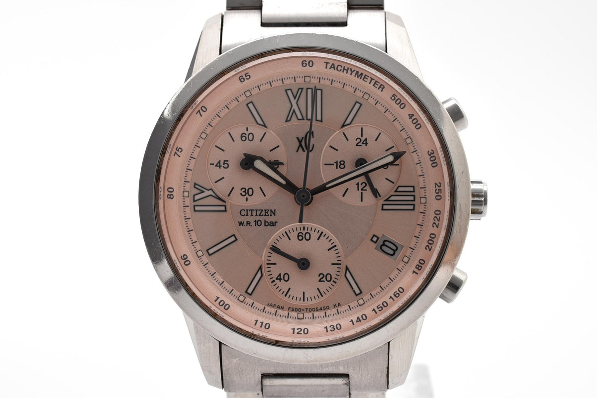 CITIZEN シチズン xC クロスシー F500-T002382 レディース クォーツ クロノグラフ 腕時計 ピンクゴールドカラー文字盤 デイト ステンレス 31mm