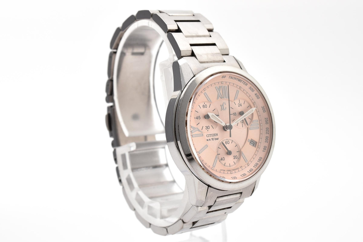 CITIZEN シチズン xC クロスシー F500-T002382 レディース クォーツ クロノグラフ 腕時計 ピンクゴールドカラー文字盤 デイト ステンレス 31mm