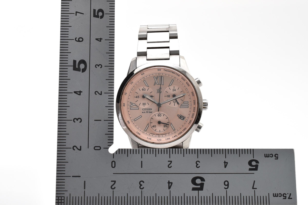 CITIZEN シチズン xC クロスシー F500-T002382 レディース クォーツ クロノグラフ 腕時計 ピンクゴールドカラー文字盤 デイト ステンレス 31mm