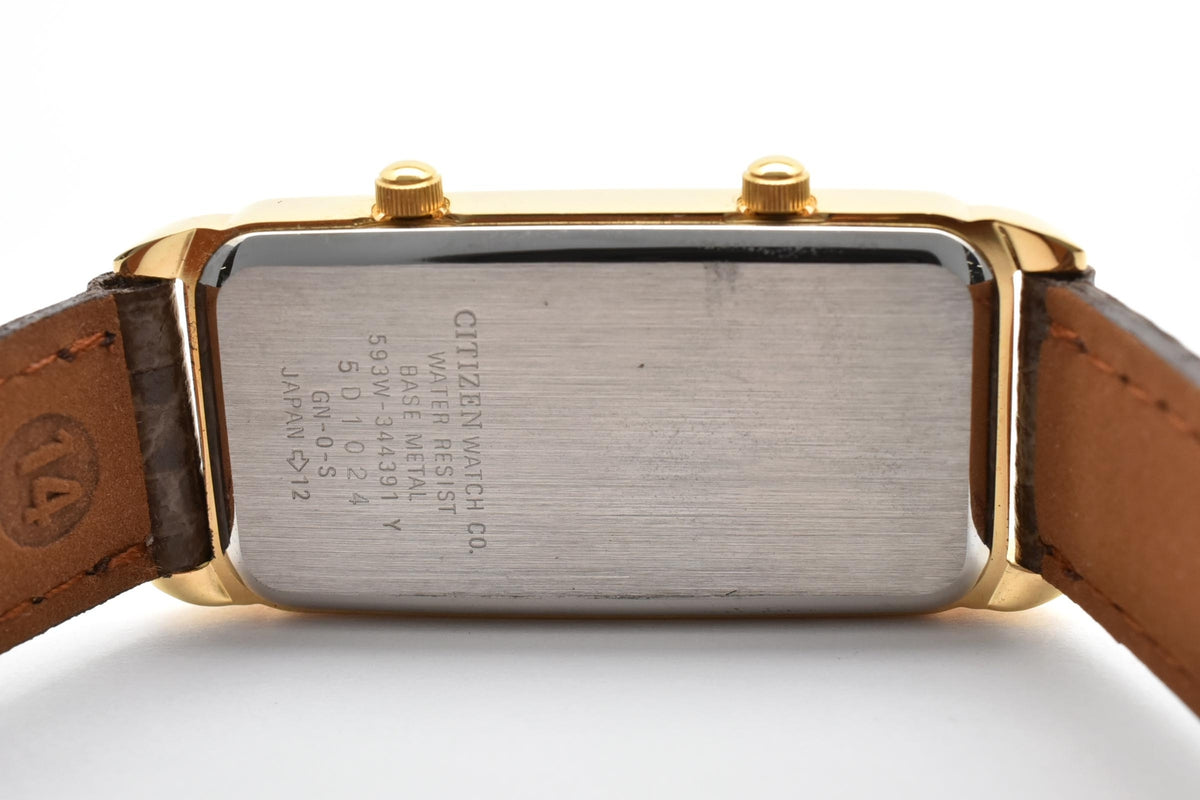 CITIZEN シチズン 593W-344391 メンズ クォーツ 腕時計 デュアルタイム 2面 ホワイト文字盤 レクタンギュラー ゴールドカラー ステンレス レザー 18.5mm ヴィンテージ