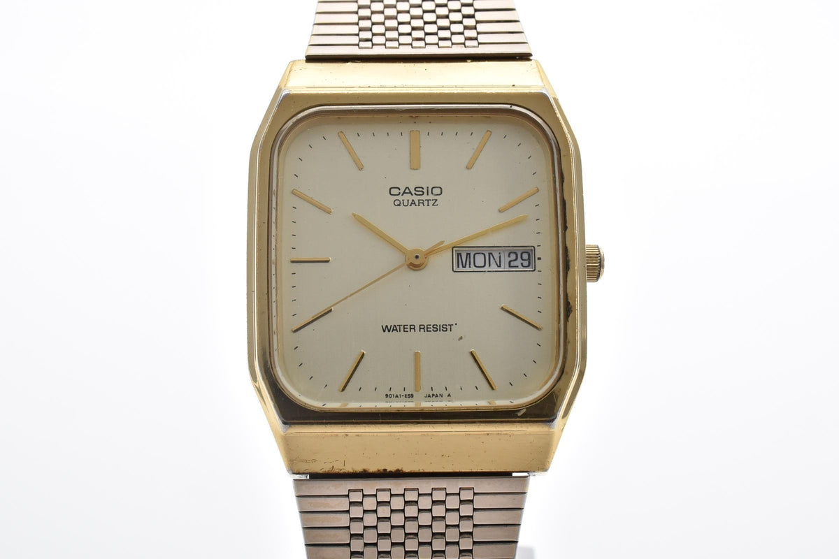 CASIO カシオ MQ-518 メンズ クォーツ 腕時計 ゴールド文字盤 デイデイト 曜日 日付表示 ゴールドカラー ステンレス ブレスレット 28.6mm 1980年代 ヴィンテージ