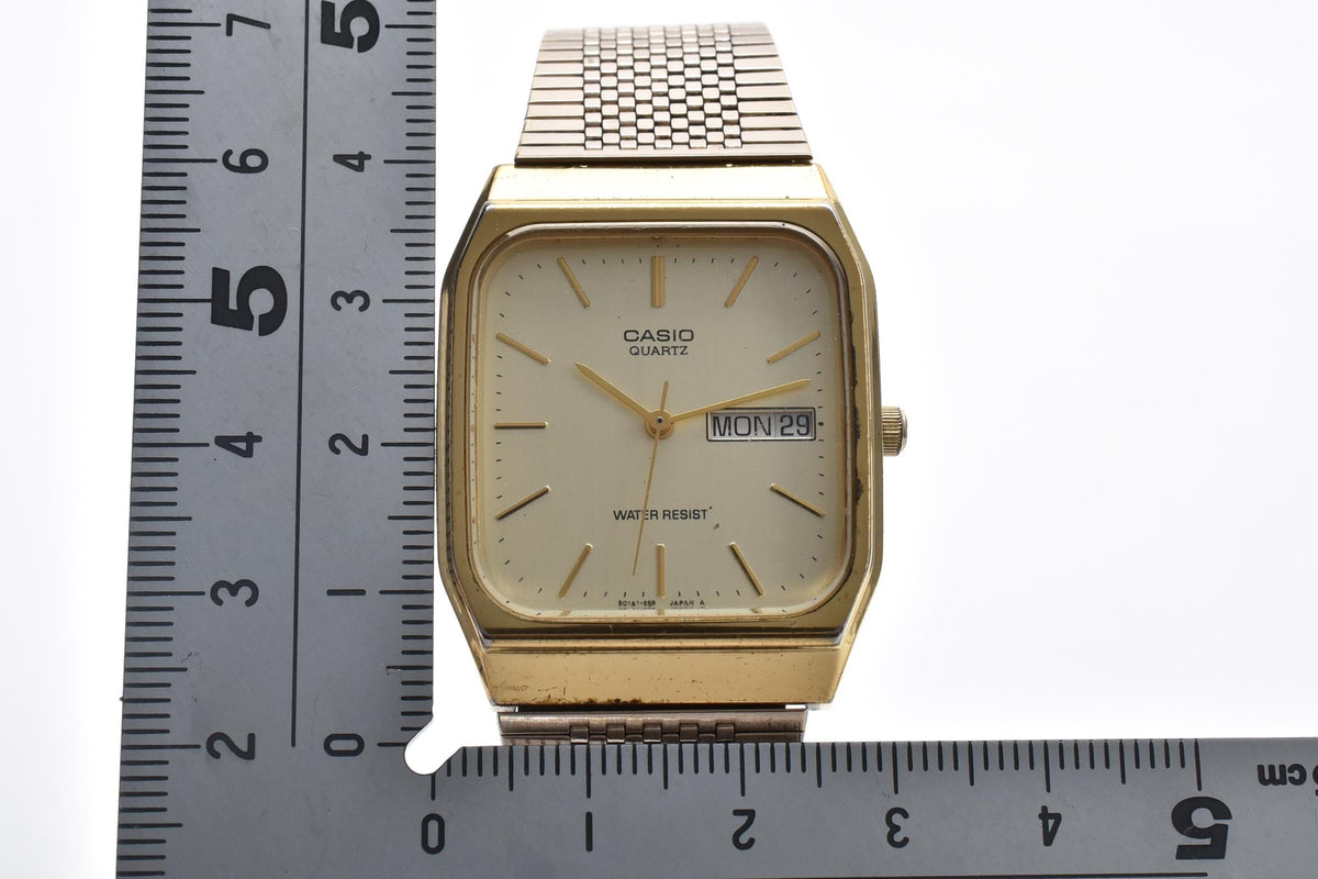 CASIO カシオ MQ-518 メンズ クォーツ 腕時計 ゴールド文字盤 デイデイト 曜日 日付表示 ゴールドカラー ステンレス ブレスレット 28.6mm 1980年代 ヴィンテージ