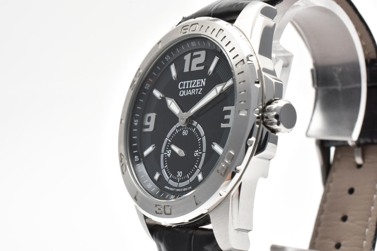 CITIZEN シチズン 1045-S081386 メンズ クォーツ スポーツ 腕時計 ブラック文字盤 スモールセコンド アラビア数字 ステンレス ブラック レザーストラップ 40.5mm 2000年代