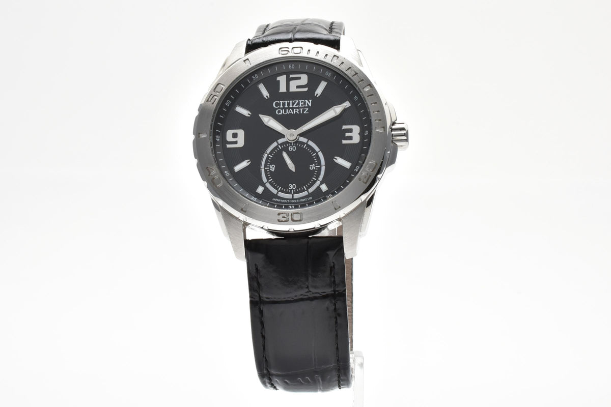 CITIZEN シチズン 1045-S081386 メンズ クォーツ スポーツ 腕時計 ブラック文字盤 スモールセコンド アラビア数字 ステンレス ブラック レザーストラップ 40.5mm 2000年代