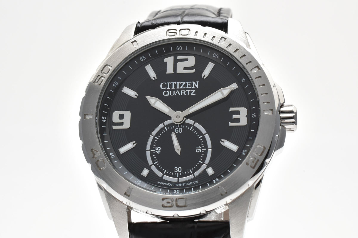 CITIZEN シチズン 1045-S081386 メンズ クォーツ スポーツ 腕時計 ブラック文字盤 スモールセコンド アラビア数字 ステンレス ブラック レザーストラップ 40.5mm 2000年代