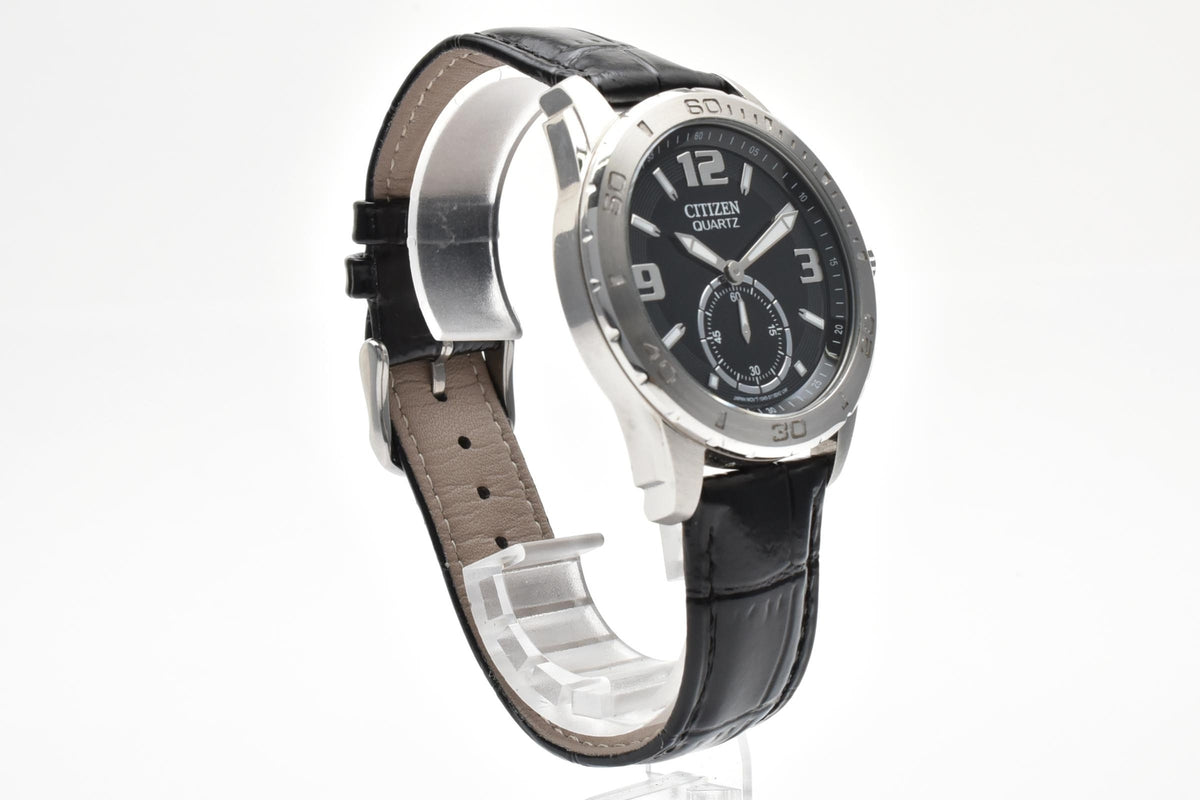 CITIZEN シチズン 1045-S081386 メンズ クォーツ スポーツ 腕時計 ブラック文字盤 スモールセコンド アラビア数字 ステンレス ブラック レザーストラップ 40.5mm 2000年代
